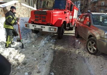 Пожар подождет: бригаде спасателей пришлось самим расчищать дорогу от снега