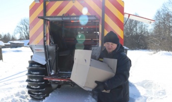 Спасатели Черниговщины вездеходом доставили продукты жителям сел