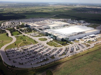 Компанию Samsung обязали остановить работу двух фабрик по производству микросхем в США