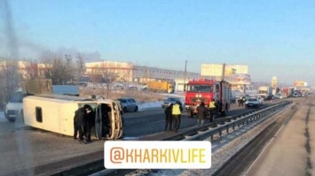 Под Харьковом перевернулась маршрутка с пассажирами (фото, видео)
