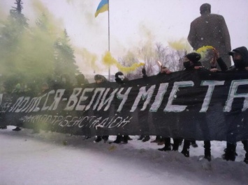 В Житомире ультрас с файерами и баннерами требовали достроить стадион