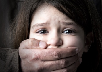 Жесть: в Днепре 7-летняя девочка вынуждена видеться с папой, который ее насилует