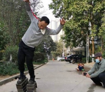 Китаец в 150-килограммовых ботинках стал звездой Сети