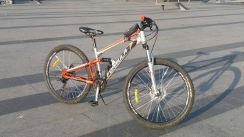 В Днепре на проспекте Героев украли велосипед: очевидцев просят о помощи
