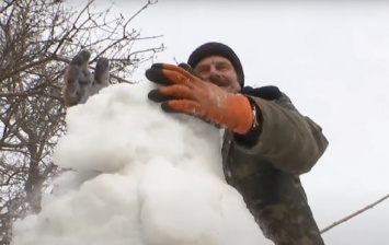 От казаков до Санта-Клауса: украинец поражает скульптурами из снега (ВИДЕО)