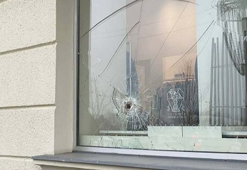 В витрину летели камни, стекла били молотками: появилось видео погрома магазина в центре Харькова