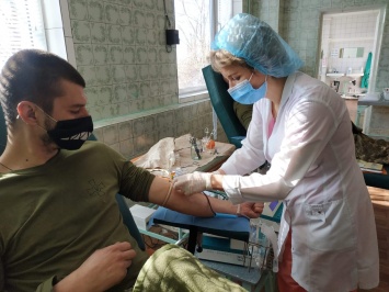 Украинские военные сдали кровь для жителей Мариуполя