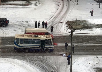 Медики забирали двумя машинами: на Прусе автобус сбил женщин (видео)