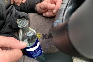 Бутылка водки в руках. В Харькове пьяный водитель уснул за рулем (видео)