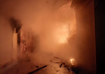 Пожар в центре Днепра: горят киоски на Троицком рынке (фото, видео)