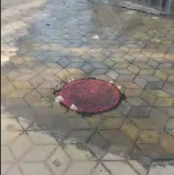 В центре Одессы бьет фонтан питьевой воды, тротуар превращается в каток,- ВИДЕО