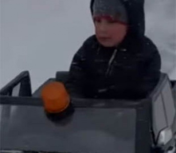 5-летний малыш на детском электрокаре чистит снег