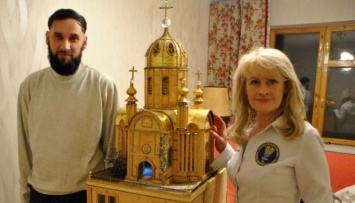 Харьковчанин 22 года делал макет храма из спичек, бисера и золота