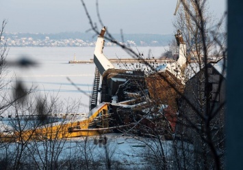 В запорожском речпорту рухнул кран: подробности случившегося