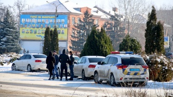 В Никополе из-за скользкой дороги столкнулись три белых автомобиля марки Volkswagen