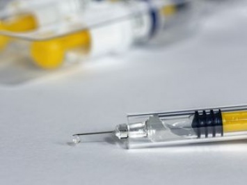 Польша будет вакцинировать украинцев от коронавируса. Но только тех, кто в стране легально