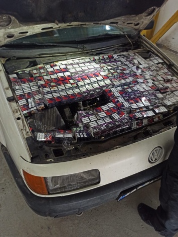 Закарпатские пограничники задержали "нафаршированную" сигаретами машину (видео)