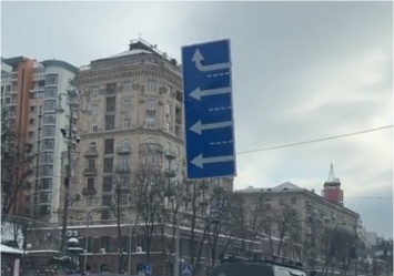 Падение дорожного знака возле ЦУМа: видео инцидента и объяснение специалистов