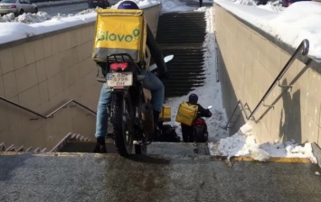 Ездили по подземным переходам на мопедах: киевлян возмутили дерзкие курьеры Glovo