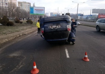 Бордюр помешал: на поселке Котовского перевернулась машина
