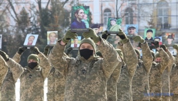 В Харькове курсанты с портретами героев Небесной сотни выстроились в журавлиный клин