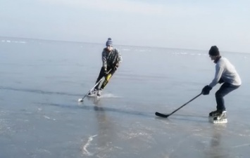 Мариупольские хоккеисты сыграли на замерзшем Азовском море