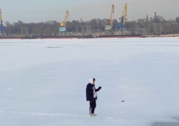 Очень опасно: в порту школьник устроил фотосессию на замерзшем Днепре (видео)