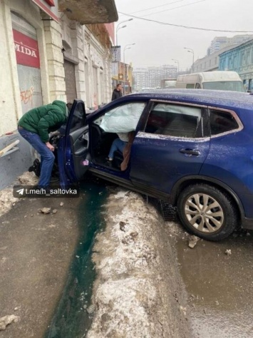 В центре Харькова авто "Nissan Rogue" врезалось в магазин обуви: водитель в больнице, - ФОТО