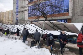 В Киеве возле станции метро навес рухнул прямо на людей: первые детали ЧП и ФОТО