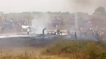 В Нигерии разбился самолет рядом с жилым кварталом (видео)