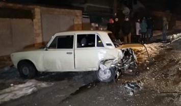 В Днепре автомобиль Skoda врезался в ВАЗ и протаранил забор: водитель сбежал (ВИДЕО)