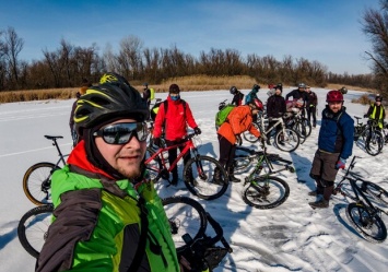 Лед хрустел, а ноги проваливались: в Днепре около 20 велосипедистов катались по речке