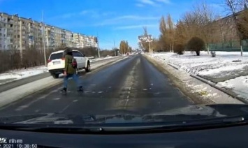 За миг до наезда: в Запорожской области водитель спас пешехода