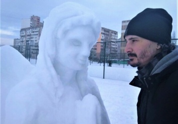 Ангел, Шрек и фея: киевляне массово лепят из снега необычные скульптуры