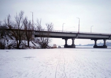 По тонкому льду: в Днепре двое подростков гуляли под Новым мостом