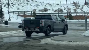 Новый Chevrolet Silverado заметили на тестах (ВИДЕО)