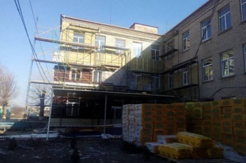 На Луганщине продолжается ремонт Петропавловской больницы