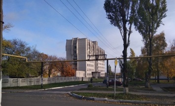 В Терновке 65-летний мужчина выбросился из окна недостроенной больницы