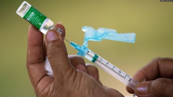 Вакцина, которая летит в Украину: что известно о Covishield