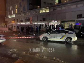 В Харькове возле супермаркета застрелили человека, - ФОТО