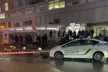 В Харькове на ступеньках супермаркета застрелили мужчину