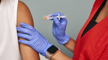 Биохакер из Днепра создала вакцину от COVID-19 и испытала ее на себе