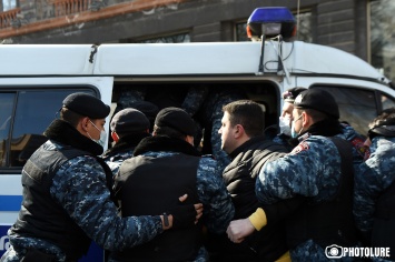 В Ереване полиция задерживает участников акции против Пашиняна