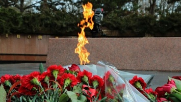 В Симферополе состоялось возложение цветов в честь Дня защитника Отечества, - ФОТО