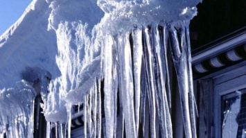 В центре Киева на женщину обрушилась глыба льда