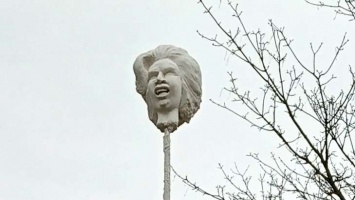 Копье со скульптурой головы Тэтчер установили возле ее дома