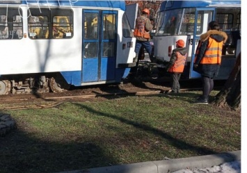 На проспекте Яворницкого трамвай сошел с рельсов: видео момента ДТП