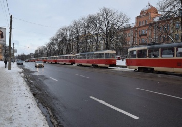 Виноваты автохамы: где киевские трамваи не могут проехать чаще всего