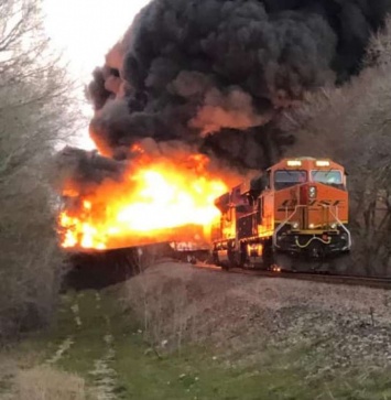 Взорвался поезд с нефтепродуктами (видео)