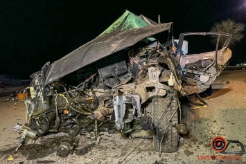 На трассе Днепр-Кривой Рог Mazda влетела в стелу заправки: погиб 32-летний мужчина